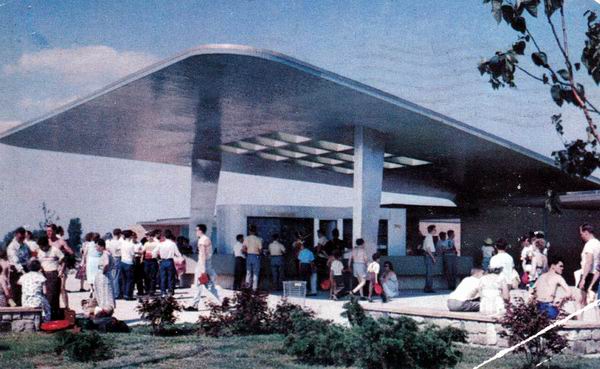 The Kiosk And Entrance To Bathhouse-St Clair Metropolitan Beach